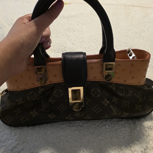 Elegant Black and Brown Satchel - Picture 2 of 9